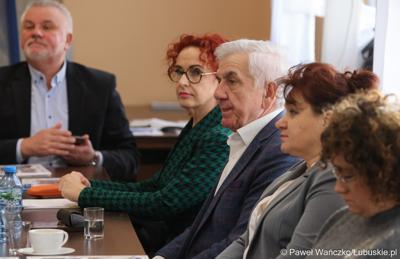 Uczestnicy  spotkania Partnerstwa „Razem dla wspólnego rozwoju: Trzciel, Pszczew, Szczaniec, Zbąszynek, Babimost, Kargowa, Trzebiechów, Bojadła, Przytoczna” w Lutolu Mokrym 