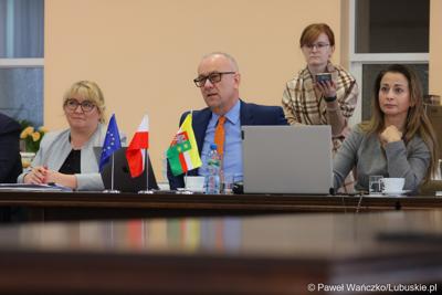 Uczestnicy  spotkania Partnerstwa „Razem dla wspólnego rozwoju: Trzciel, Pszczew, Szczaniec, Zbąszynek, Babimost, Kargowa, Trzebiechów, Bojadła, Przytoczna” w Lutolu Mokrym 