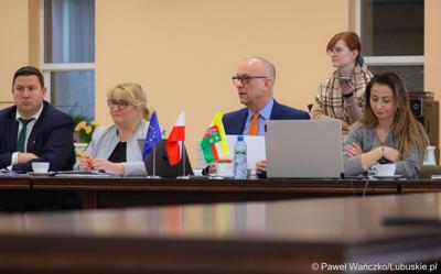 Uczestnicy  spotkania Partnerstwa „Razem dla wspólnego rozwoju: Trzciel, Pszczew, Szczaniec, Zbąszynek, Babimost, Kargowa, Trzebiechów, Bojadła, Przytoczna” w Lutolu Mokrym 
