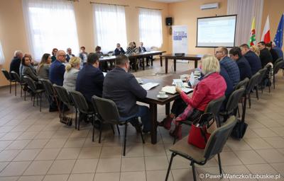 Uczestnicy  spotkania Partnerstwa „Razem dla wspólnego rozwoju: Trzciel, Pszczew, Szczaniec, Zbąszynek, Babimost, Kargowa, Trzebiechów, Bojadła, Przytoczna” w Lutolu Mokrym 