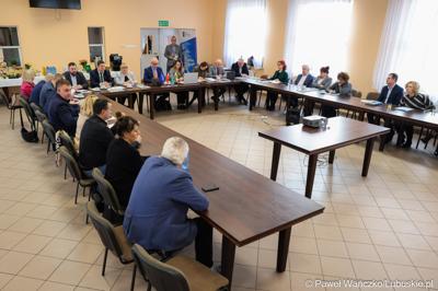 Uczestnicy  spotkania Partnerstwa „Razem dla wspólnego rozwoju: Trzciel, Pszczew, Szczaniec, Zbąszynek, Babimost, Kargowa, Trzebiechów, Bojadła, Przytoczna” w Lutolu Mokrym 