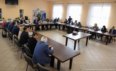 Uczestnicy  spotkania Partnerstwa „Razem dla wspólnego rozwoju: Trzciel, Pszczew, Szczaniec, Zbąszynek, Babimost, Kargowa, Trzebiechów, Bojadła, Przytoczna” w Lutolu Mokrym 