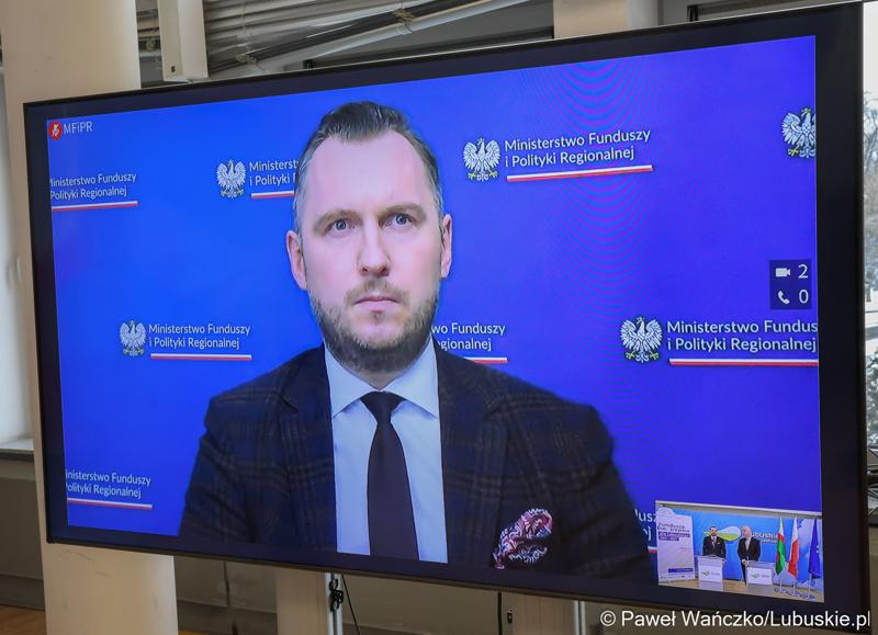 Podsekretarz stanu w Ministerstwie Funduszy i Polityki Regionalnej Konrad Wojnarowski (na monitorze) podczas konferencji prasowej w urzędzie marszałkowskim w Zielonej Górze