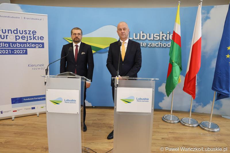 Marszałek Województwa Lubuskiego Marcin Jabłoński (z prawej) oraz dyrektor Zarządzający Pionem Funduszy Europejskich w Banku Gospodarstwa Krajowego Paweł Chorąży, podczas konferencji prasowej w urzędzie marszałkowskim w Zielonej Górze