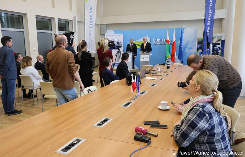 Uczestnicy konferencji prasowej w urzędzie marszałkowskim w Zielonej Górze