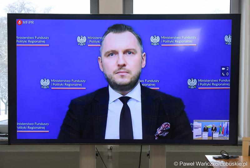 Podsekretarz stanu w Ministerstwie Funduszy i Polityki Regionalnej Konrad Wojnarowski podczas konferencji prasowej w urzędzie marszałkowskim w Zielonej Górze