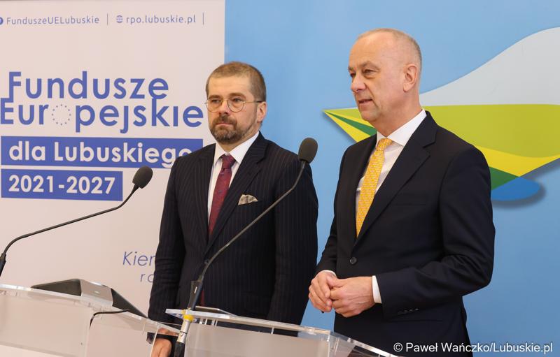 Marszałek Województwa Lubuskiego Marcin Jabłoński (z prawej) oraz dyrektor Zarządzający Pionem Funduszy Europejskich w Banku Gospodarstwa Krajowego Paweł Chorąży, podczas konferencji prasowej w urzędzie marszałkowskim w Zielonej Górze