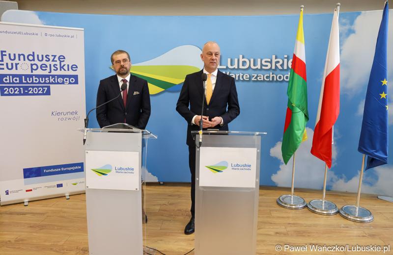 Marszałek Województwa Lubuskiego Marcin Jabłoński (z prawej) oraz dyrektor Zarządzający Pionem Funduszy Europejskich w Banku Gospodarstwa Krajowego Paweł Chorąży, podczas konferencji prasowej w urzędzie marszałkowskim w Zielonej Górze