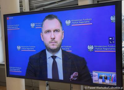 Podsekretarz stanu w Ministerstwie Funduszy i Polityki Regionalnej Konrad Wojnarowski (na monitorze) podczas konferencji prasowej w urzędzie marszałkowskim w Zielonej Górze