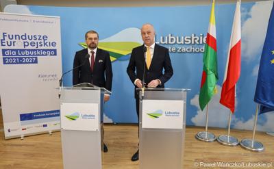 Marszałek Województwa Lubuskiego Marcin Jabłoński (z prawej) oraz dyrektor Zarządzający Pionem Funduszy Europejskich w Banku Gospodarstwa Krajowego Paweł Chorąży, podczas konferencji prasowej w urzędzie marszałkowskim w Zielonej Górze

