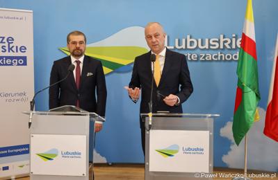 Marszałek Województwa Lubuskiego Marcin Jabłoński (z prawej) oraz dyrektor Zarządzający Pionem Funduszy Europejskich w Banku Gospodarstwa Krajowego Paweł Chorąży, podczas konferencji prasowej w urzędzie marszałkowskim w Zielonej Górze
