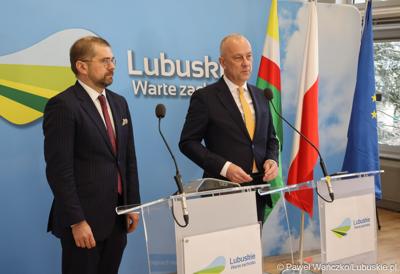 Marszałek Województwa Lubuskiego Marcin Jabłoński (z prawej) oraz dyrektor Zarządzający Pionem Funduszy Europejskich w Banku Gospodarstwa Krajowego Paweł Chorąży, podczas konferencji prasowej w urzędzie marszałkowskim w Zielonej Górze
