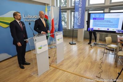 Marszałek Województwa Lubuskiego Marcin Jabłoński (z prawej) oraz dyrektor Zarządzający Pionem Funduszy Europejskich w Banku Gospodarstwa Krajowego Paweł Chorąży, podczas konferencji prasowej w urzędzie marszałkowskim w Zielonej Górze
