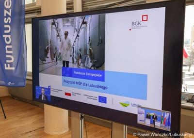 Monitor z prezentacją na konferencji prasowej w urzędzie marszałkowskim w Zielonej Górze
