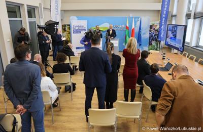 Uczestnicy konferencji prasowej w urzędzie marszałkowskim w Zielonej Górze
