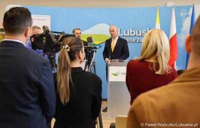 Marszałek Województwa Lubuskiego Marcin Jabłoński (z prawej) oraz dyrektor Zarządzający Pionem Funduszy Europejskich w Banku Gospodarstwa Krajowego Paweł Chorąży, podczas konferencji prasowej w urzędzie marszałkowskim w Zielonej Górze
