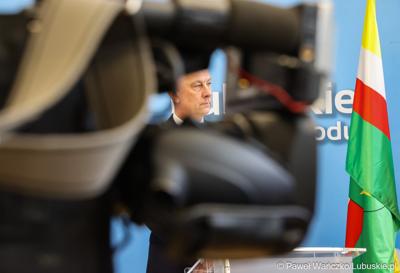 Marszałek Województwa Lubuskiego Marcin Jabłoński podczas konferencji prasowej w urzędzie marszałkowskim w Zielonej Górze
