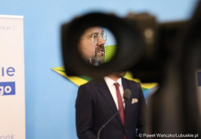 Dyrektor Zarządzający Pionem Funduszy Europejskich w Banku Gospodarstwa Krajowego Paweł Chorąży, podczas konferencji prasowej w urzędzie marszałkowskim w Zielonej Górze
