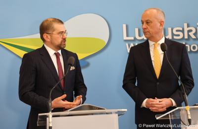 Marszałek Województwa Lubuskiego Marcin Jabłoński (z prawej) oraz dyrektor Zarządzający Pionem Funduszy Europejskich w Banku Gospodarstwa Krajowego Paweł Chorąży, podczas konferencji prasowej w urzędzie marszałkowskim w Zielonej Górze
