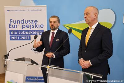Marszałek Województwa Lubuskiego Marcin Jabłoński (z prawej) oraz dyrektor Zarządzający Pionem Funduszy Europejskich w Banku Gospodarstwa Krajowego Paweł Chorąży, podczas konferencji prasowej w urzędzie marszałkowskim w Zielonej Górze
