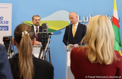 Marszałek Województwa Lubuskiego Marcin Jabłoński (z prawej) oraz dyrektor Zarządzający Pionem Funduszy Europejskich w Banku Gospodarstwa Krajowego Paweł Chorąży, podczas konferencji prasowej w urzędzie marszałkowskim w Zielonej Górze
