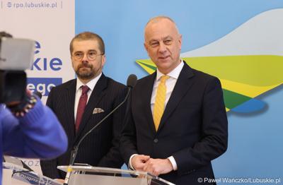 Marszałek Województwa Lubuskiego Marcin Jabłoński (z prawej) oraz dyrektor Zarządzający Pionem Funduszy Europejskich w Banku Gospodarstwa Krajowego Paweł Chorąży, podczas konferencji prasowej w urzędzie marszałkowskim w Zielonej Górze
