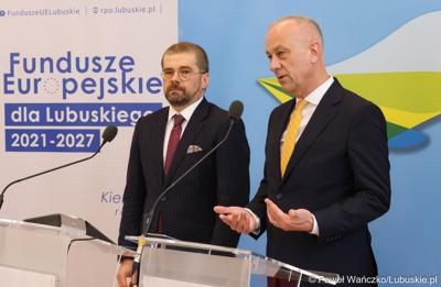 Marszałek Województwa Lubuskiego Marcin Jabłoński (z prawej) oraz dyrektor Zarządzający Pionem Funduszy Europejskich w Banku Gospodarstwa Krajowego Paweł Chorąży, podczas konferencji prasowej w urzędzie marszałkowskim w Zielonej Górze