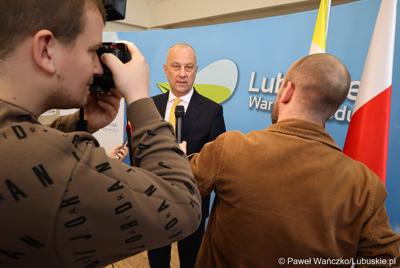 Marszałek Województwa Lubuskiego Marcin Jabłoński udziela wywiadu po konferencji prasowej w urzędzie marszałkowskim w Zielonej Górze
