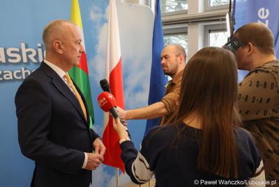 Marszałek Województwa Lubuskiego Marcin Jabłoński udziela wywiadu po konferencji prasowej w urzędzie marszałkowskim w Zielonej Górze
