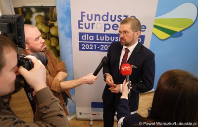 Dyrektor Zarządzający Pionem Funduszy Europejskich w Banku Gospodarstwa Krajowego Paweł Chorąży udziela wywiadu po konferencji prasowej w urzędzie marszałkowskim w Zielonej Górze 
