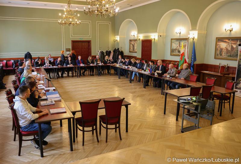 Spotkanie Instytucji Zarządzającej programem Fundusze Europejskie dla Lubuskiego 2021-2027 z ZIT i Partnerstwami Jednostek Samorządu Terytorialnego ws Żarach