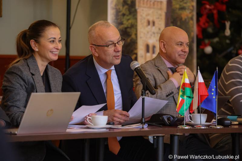 Marszałek województwa lubuskiego Marcin Jabłoński (w środku) podczas spotkania z przedstawicielami miast i gmin tworzących Zintegrowane Inwestycje Terytorialne Miejskiego Obszaru Funkcjonalnego Żarsko-Żagańskiego: Żagań m., Żagań w., Żary m., Żary w., Iłowa.