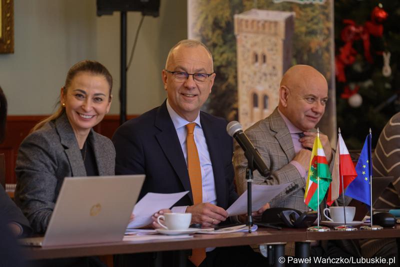 Marszałek województwa lubuskiego Marcin Jabłoński (w środku) podczas spotkania z przedstawicielami miast i gmin tworzących Zintegrowane Inwestycje Terytorialne Miejskiego Obszaru Funkcjonalnego Żarsko-Żagańskiego: Żagań m., Żagań w., Żary m., Żary w., Iłowa.