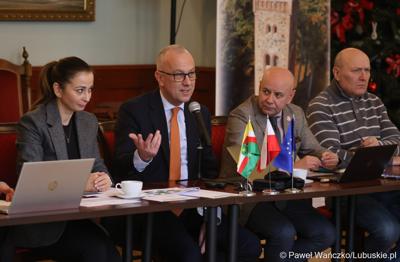 Marszałek województwa lubuskiego Marcin Jabłoński (przy mikrofonie) podczas spotkania z przedstawicielami miast i gmin tworzących Zintegrowane Inwestycje Terytorialne Miejskiego Obszaru Funkcjonalnego Żarsko-Żagańskiego: Żagań m., Żagań w., Żary m., Żary w., Iłowa. 
