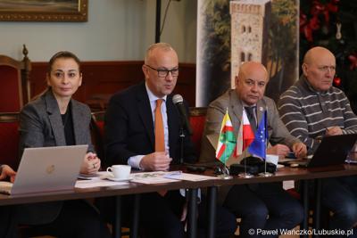 Marszałek województwa lubuskiego Marcin Jabłoński (przy mikrofonie) podczas spotkania z przedstawicielami miast i gmin tworzących Zintegrowane Inwestycje Terytorialne Miejskiego Obszaru Funkcjonalnego Żarsko-Żagańskiego: Żagań m., Żagań w., Żary m., Żary w., Iłowa. 