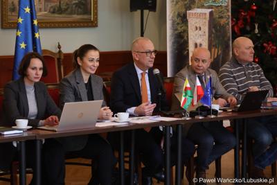 Marszałek województwa lubuskiego Marcin Jabłoński (przy mikrofonie) podczas spotkania z przedstawicielami miast i gmin tworzących Zintegrowane Inwestycje Terytorialne Miejskiego Obszaru Funkcjonalnego Żarsko-Żagańskiego: Żagań m., Żagań w., Żary m., Żary w., Iłowa. 