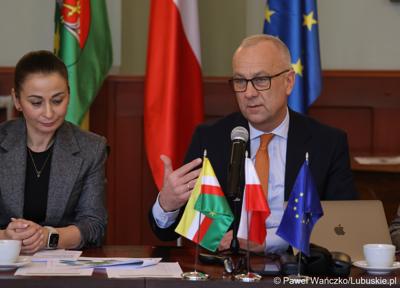 Marszałek województwa lubuskiego Marcin Jabłoński podczas spotkania z przedstawicielami miast i gmin tworzących Zintegrowane Inwestycje Terytorialne Miejskiego Obszaru Funkcjonalnego Żarsko-Żagańskiego: Żagań m., Żagań w., Żary m., Żary w., Iłowa. 