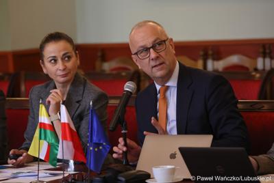 Marszałek województwa lubuskiego Marcin Jabłoński (przy mikrofonie) podczas spotkania z przedstawicielami miast i gmin tworzących Zintegrowane Inwestycje Terytorialne Miejskiego Obszaru Funkcjonalnego Żarsko-Żagańskiego: Żagań m., Żagań w., Żary m., Żary w., Iłowa. 