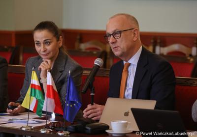 Marszałek województwa lubuskiego Marcin Jabłoński (przy mikrofonie) podczas spotkania z przedstawicielami miast i gmin tworzących Zintegrowane Inwestycje Terytorialne Miejskiego Obszaru Funkcjonalnego Żarsko-Żagańskiego: Żagań m., Żagań w., Żary m., Żary w., Iłowa. 