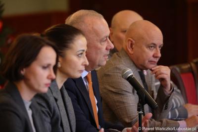 Marszałek województwa lubuskiego Marcin Jabłoński (w środku) podczas spotkania z przedstawicielami miast i gmin tworzących Zintegrowane Inwestycje Terytorialne Miejskiego Obszaru Funkcjonalnego Żarsko-Żagańskiego: Żagań m., Żagań w., Żary m., Żary w., Iłowa. 