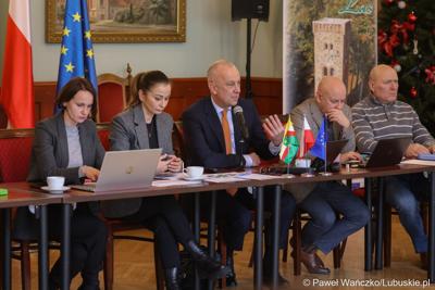 Marszałek województwa lubuskiego Marcin Jabłoński (w środku) podczas spotkania z przedstawicielami miast i gmin tworzących Zintegrowane Inwestycje Terytorialne Miejskiego Obszaru Funkcjonalnego Żarsko-Żagańskiego: Żagań m., Żagań w., Żary m., Żary w., Iłowa. 