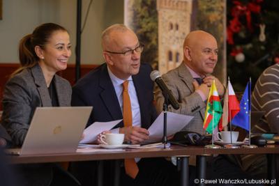 Marszałek województwa lubuskiego Marcin Jabłoński (w środku) podczas spotkania z przedstawicielami miast i gmin tworzących Zintegrowane Inwestycje Terytorialne Miejskiego Obszaru Funkcjonalnego Żarsko-Żagańskiego: Żagań m., Żagań w., Żary m., Żary w., Iłowa. 