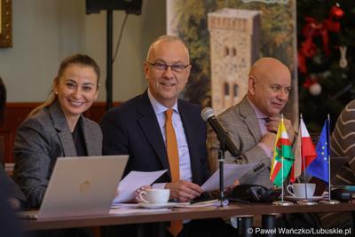 Marszałek województwa lubuskiego Marcin Jabłoński (w środku) podczas spotkania z przedstawicielami miast i gmin tworzących Zintegrowane Inwestycje Terytorialne Miejskiego Obszaru Funkcjonalnego Żarsko-Żagańskiego: Żagań m., Żagań w., Żary m., Żary w., Iłowa. 