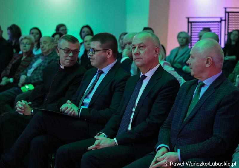 Uczestnicy podsumowania unijnego projektu, dzięki któremu zrewitalizowano centrum Sulęcina