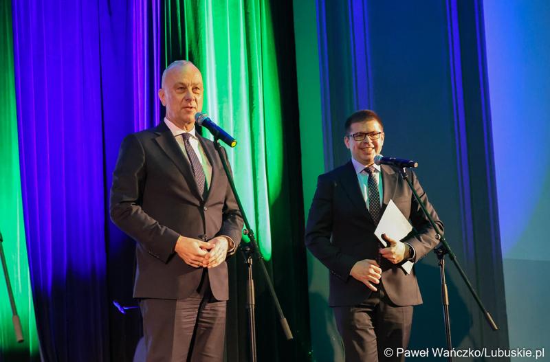 Marszałek Województwa Lubuskiego Marcin Jabłoński (z lewej) przemawia do uczestników podsumowania unijnego projektu, dzięki któremu zrewitalizowano centrum Sulęcina. Obok burmistrz Sulęcina Dariusz Ejchart