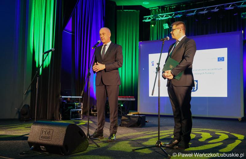 Marszałek Województwa Lubuskiego Marcin Jabłoński przemawia do uczestników podsumowania unijnego projektu, dzięki któremu zrewitalizowano centrum Sulęcina. Obok burmistrz Sulęcina Dariusz Ejchart