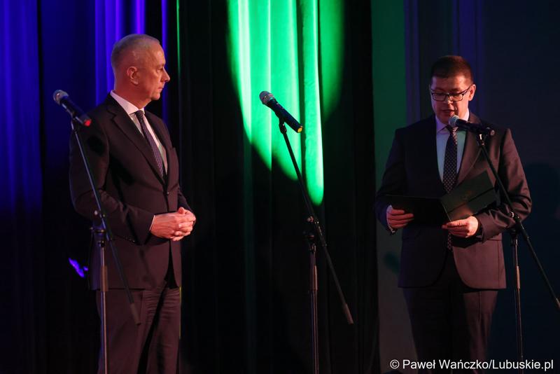 Marszałek Województwa Lubuskiego Marcin Jabłoński (z lewej) oraz burmistrz Sulęcina Dariusz Ejchart