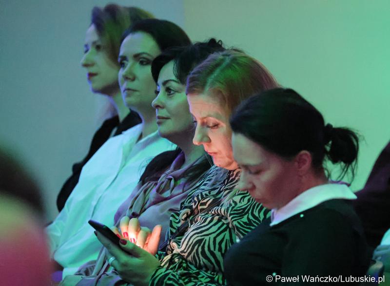 Uczestnicy podsumowania unijnego projektu, dzięki któremu zrewitalizowano centrum Sulęcina