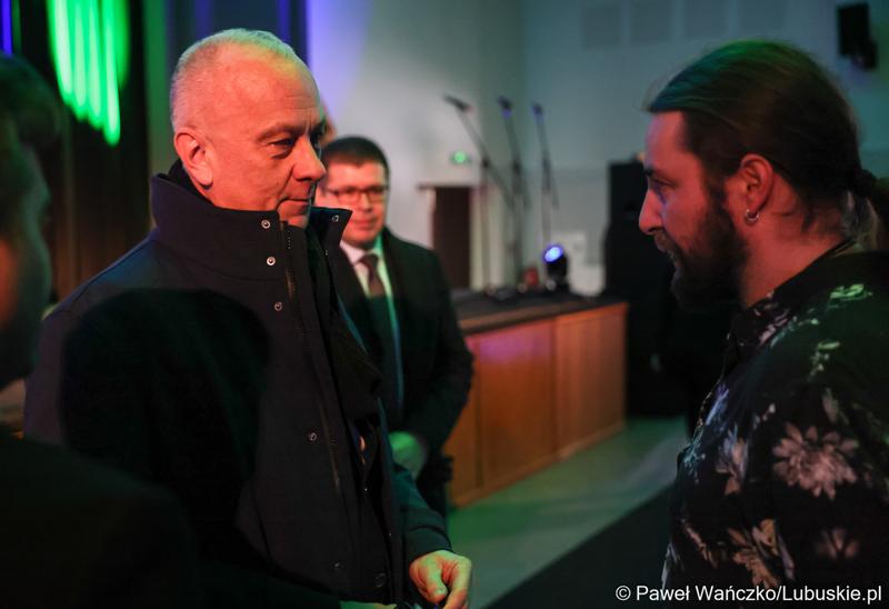 Marszałek Województwa Lubuskiego Marcin Jabłoński (z prawej) rozmawia z artystą podczas podsumowania unijnego projektu, dzięki któremu zrewitalizowano centrum Sulęcina