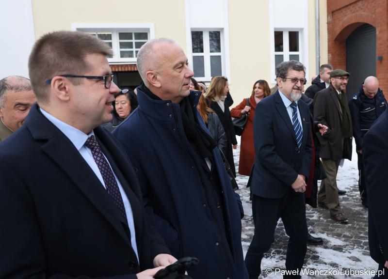 Marszałek Województwa Lubuskiego Marcin Jabłoński (w środku) zwiedza zrewitalizowany Sulęciński Ośrodek Kultury